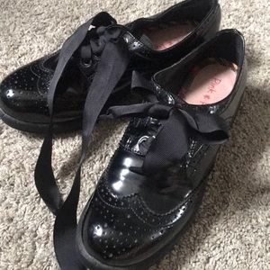 Pink & Pepper black patent leather oxfords